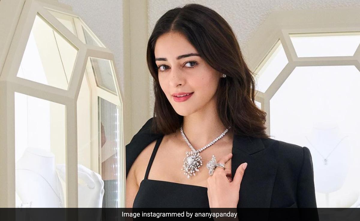 Read more about the article Ananya Panday Welcomes Swarovski’s First Ever Lab-Grown Diamond Collection In A Black Bralette And Blazer