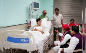 Read more about the article Akhilesh Yadav Visits ‘Brave’ AAP Leader Atishi At Delhi’s LNJP Hospital