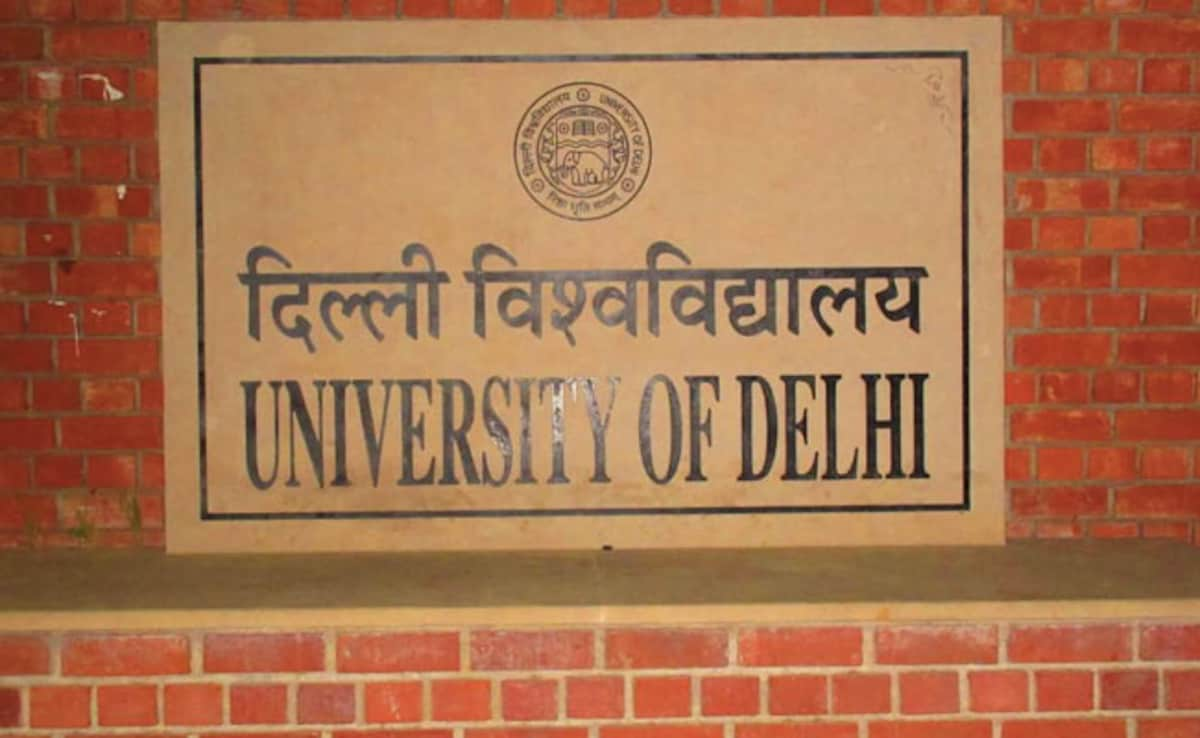 Read more about the article Delhi University’s MA Urdu Students May Soon Be Taught Saint Kabir’s Couplets