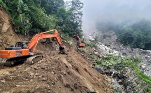 Read more about the article One Killed After Boulder Falls On Taxi During Sikkim Landslide