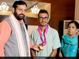 Read more about the article Haryana Chief Minister Nayab Singh Saini Felicitates Yuzvendra Chahal After India T20 World Cup Win