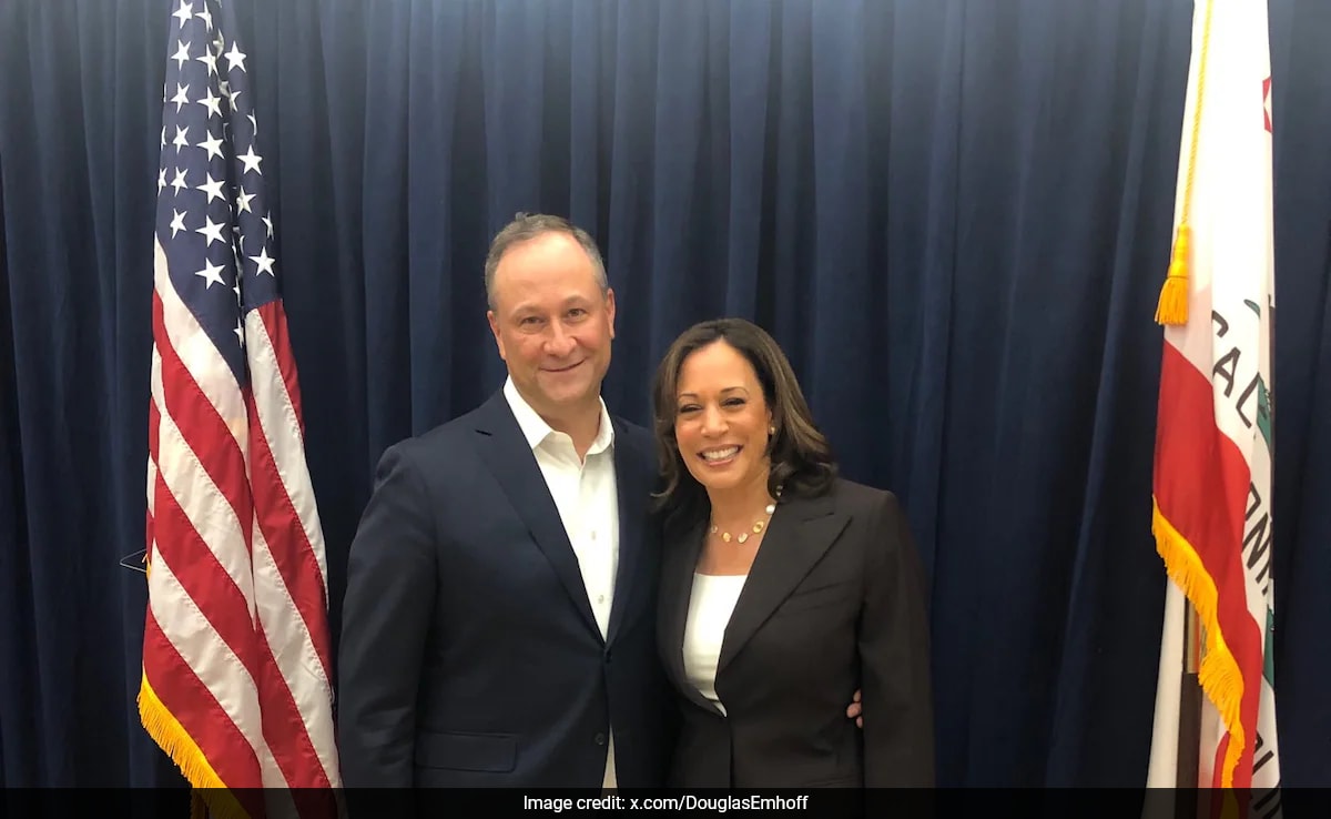 Read more about the article Kamala Harris’ Husband Doug Emhoff Tests Positive For Covid-19, She Is Negative