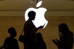 Read more about the article Apple to Adopt Voluntary AI Safeguards Established by White House