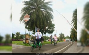 Read more about the article US Ambassador To India Eric Garcetti Enjoys Electric Scooter Ride In Kolkata