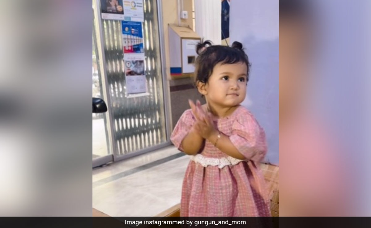 Read more about the article Video Of Little Girl Posing For Aadhar Card Pic Is Viral. Internet Call Her “Parle G Girl”