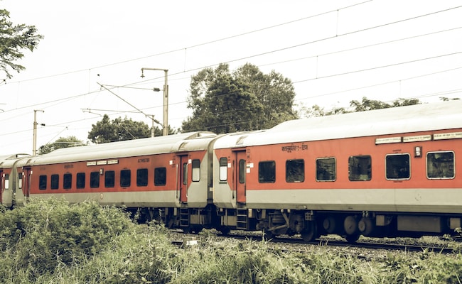 Read more about the article 12 Passengers Jump Out Of Train In Panic As Men Operate Fire Extinguisher