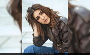 Read more about the article Kriti Sanon Trolled For Smoking Pic, Her Mother’s Old Post About Her Being “Anti-Smoking” Goes Viral