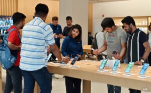 Read more about the article Apple Assembled 14 Per Cent Of Global iPhones In India In FY24: Economic Survey