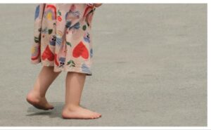 Read more about the article Woman In Taiwan Makes Daughter Walk Barefoot On Hot Pavement, Internet Outraged