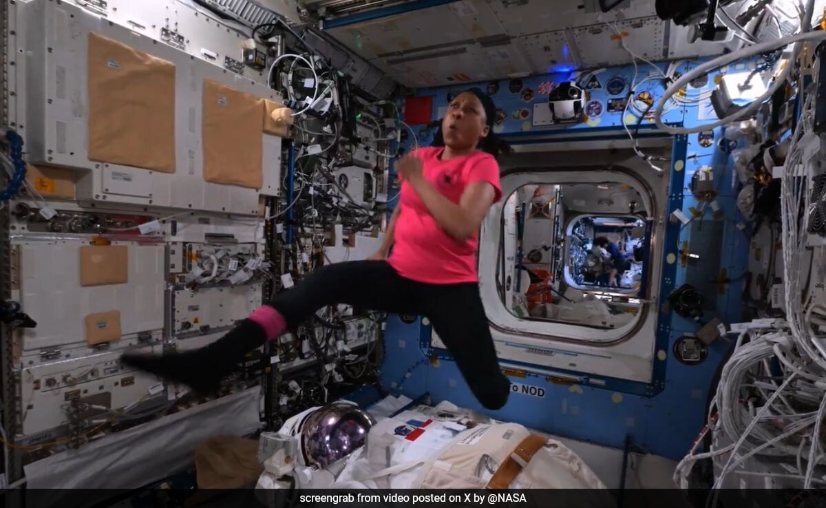 Read more about the article Watch Astronauts Test Their Sports Skills