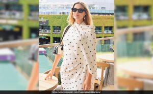 Read more about the article Margot Robbie Stylishly Debuted Her Baby Bump In A Black And White Polka Dot Dress At Wimbledon