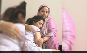 Read more about the article How Hina Khan’s Mom Reacted To Actress’ Stage 3 Breast Cancer Diagnosis: “Her World Crumbled Down”