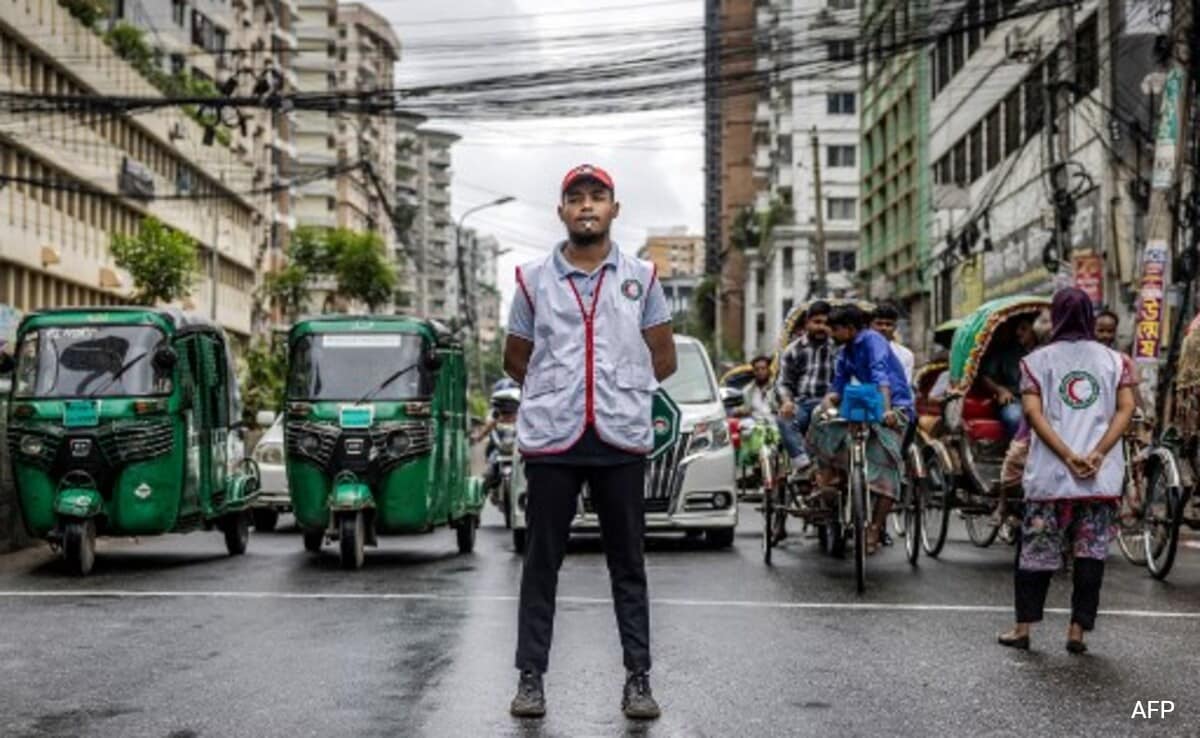 Bangladeshi Students Oversee Traffic Management As Cops Go On Strike