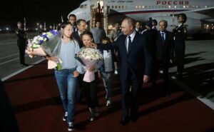 Read more about the article Russian Spy Couple Return From US, Children Don’t Recognize Vladimir Putin