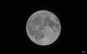 Read more about the article Rare Super Blue Moon Seen Across The World