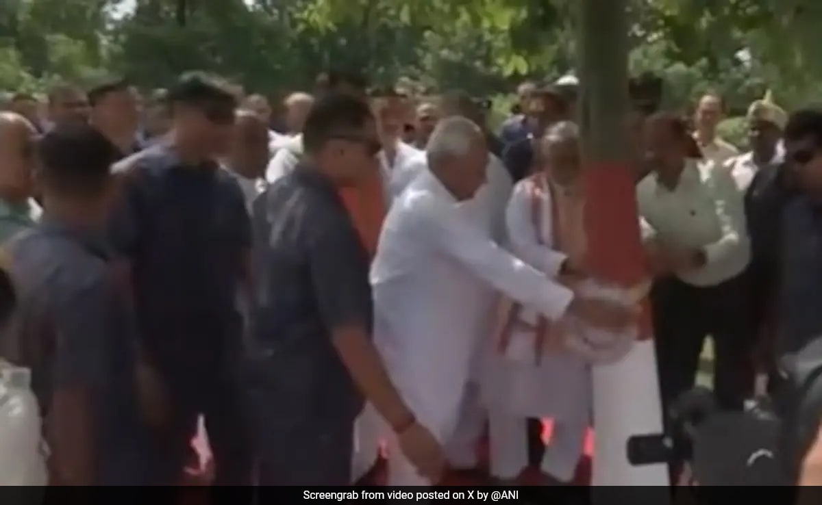 Read more about the article Bihar Chief Minister Nitish Kumar Ties Rakhi To Tree On Raksha Bandhan