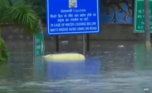 Read more about the article Auto, School Bus Get Stuck In Waterlogged Minto Bridge Underpass, 3 Rescued