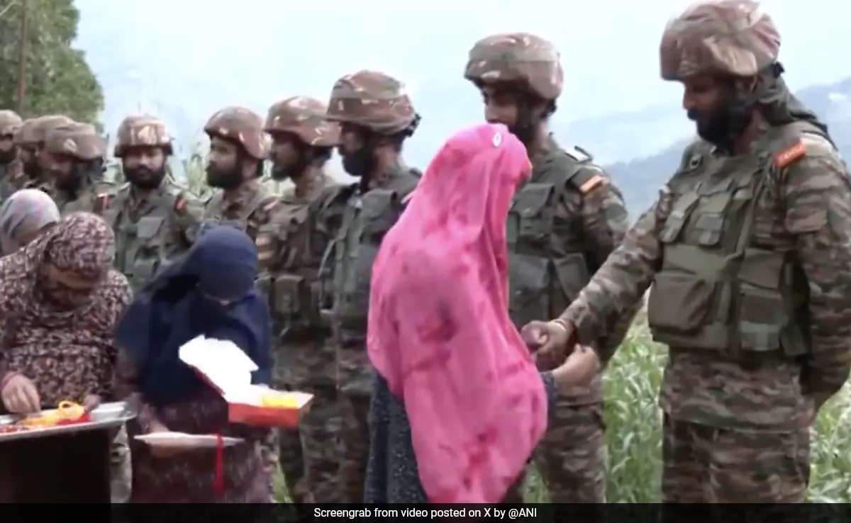 Read more about the article Women Tie Rakhis To Army Personnel In Border Village In Jammu And Kashmir