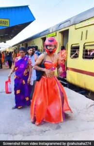 Read more about the article Man In Lehenga, Helmet Dances To Bhojpuri Song At Railway Station, Internet Reacts