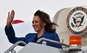 Read more about the article Kamala Harris Arrives In Chicago Ahead Of Democratic Convention