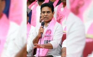 Read more about the article Women’s Panel Members Tie Rakhi To KT Rama Rao Who Came To Apologise