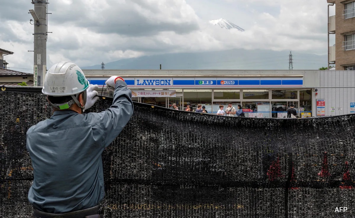 Read more about the article As Overtourism Wanes, Japan Removes Barrier At Mount Fuji Photo Spot