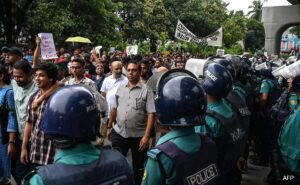 Read more about the article Bangladesh Police Return To Dhaka Streets After Weeklong Strike