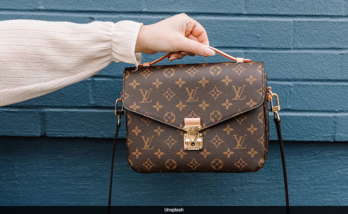 Read more about the article Chinese Woman’s Refusal To Stow Louis Vuitton Bag Causes Major Flight Delay, Goes Viral