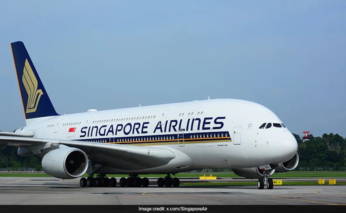 Read more about the article Smoke Seen On Singapore Airlines Plane During Landing In Japan, Runway Shut