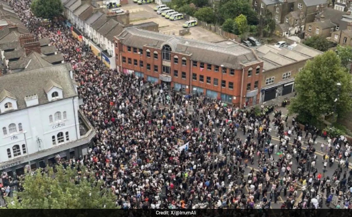 Anti-Racism Protests Erupt In UK Amid Unrest After Far-Right Demonstrations