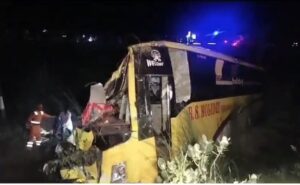 Read more about the article Driver Falls Asleep, Car Rams Bus On Lucknow-Agra Expressway, 6 Killed