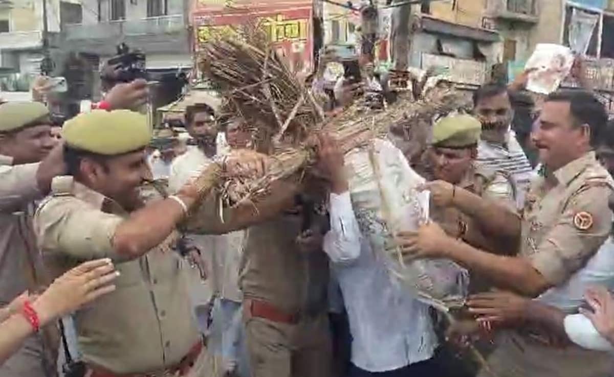 Read more about the article Tug-Of-War Between Protesters, UP Cops Over Kangana Ranaut’s Effigy