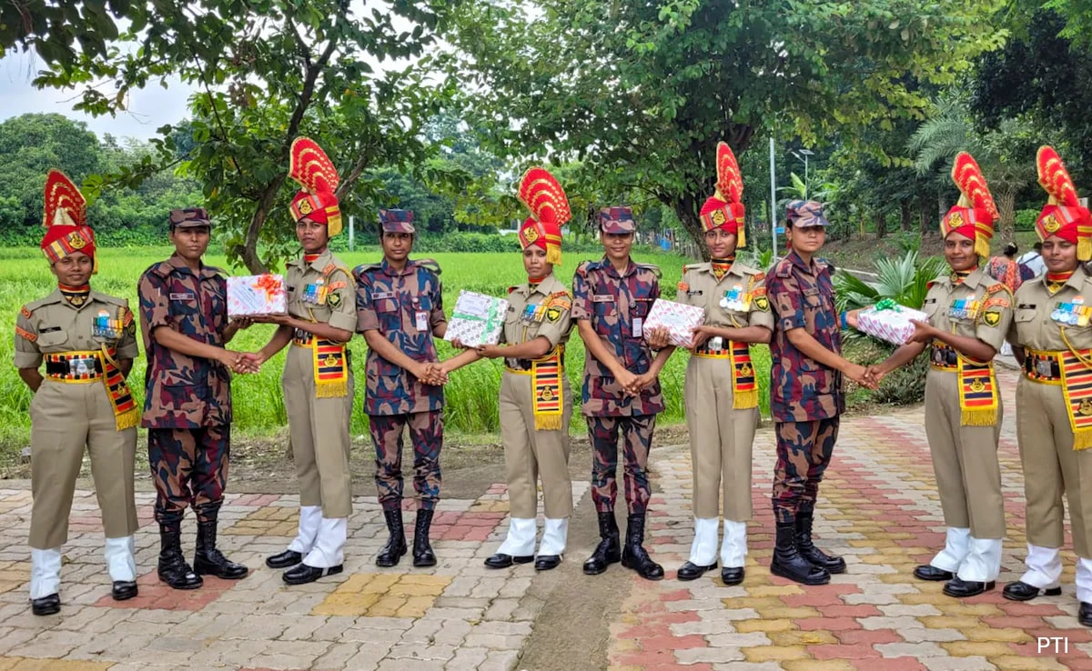 Read more about the article In A 1st, All Women India, Bangladesh Border Troops Exchange Independence Day Greetings