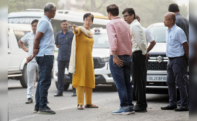 Read more about the article Delhi Chief Minister Atishi, Ministers Inspect Roads Says Pothole-Free Delhi By Diwali