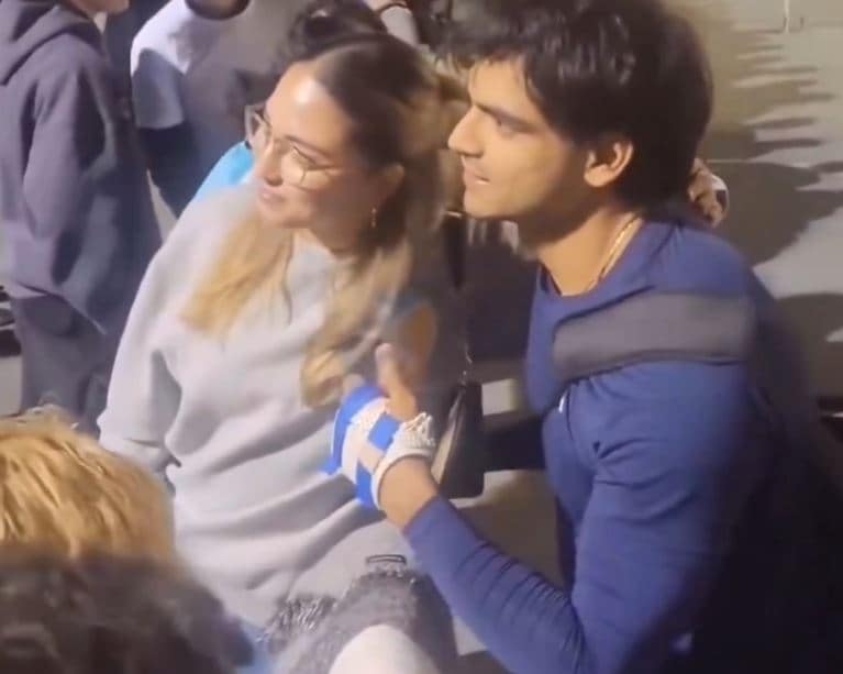 Woman Takes Selfie With Neeraj Chopra, Asks For Number. His Reply Is... - Watch