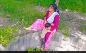 Read more about the article Woman’s Dangerous Stunt With Child On The Edge Of Open Well Angers Internet