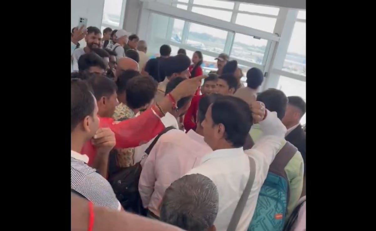 Read more about the article SpiceJet Cancels Flight 5 Minutes Before Boarding, Passengers Angry