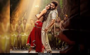 Read more about the article Janhvi Kapoor’s Half Sarees Go Glam Goddess Chic In Jr NTR Starrer Devara’s Latest Song Daavudi