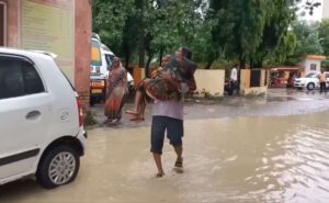 Read more about the article Man Carries Wife In Arms Across A Flooded Street To Get To UP Hospital