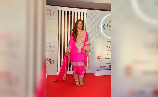 Read more about the article Hina Khan “Feels At Home” In A Stunning Custom-Made Pink Kashmiri Salwar Suit