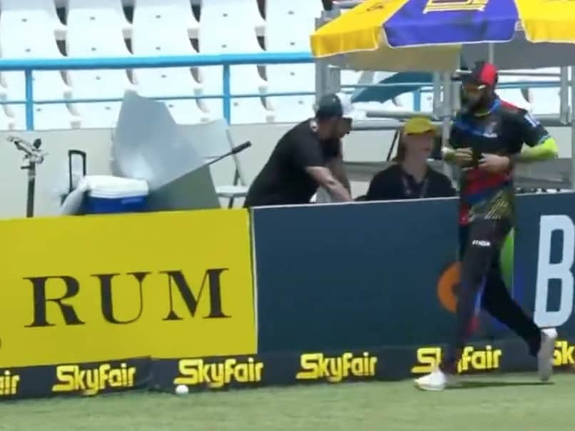 Pakistan Star's 'Jogging Effort' Fails To Save Boundary, Mohammad Amir Left Fuming. Watch