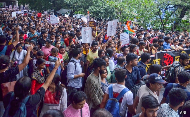 Read more about the article Protesting Bengal Doctors At Secretariat For Meeting With Officials