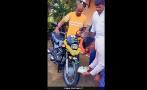 Read more about the article Man Celebrates Bike’s Birthday By Using It To Cut Cake, Video Goes Viral