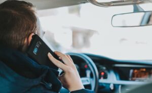 Read more about the article Phone Use While Driving Causes More Deaths Than Red Light Jumping: Study