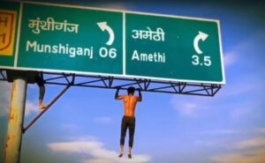 Read more about the article Man Takes Reel Game Notch “Higher”, Does Pull Ups On Road Signboard