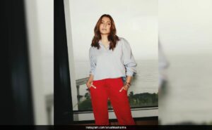 Read more about the article Virat Kohli’s Wife Anushka Sharma Looked “Happy Go Red-y” In A Cropped Shirt And Wide-Leg Joggers