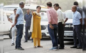 Read more about the article Team Atishi Inspects Delhi Streets For ‘Pothole-Free By Diwali’ Mission