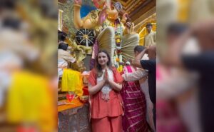 Read more about the article Dressed In A Rust And Gold KaftanSet, Parineeti Chopra Visited Lalbaugcha Raja In Mumbai