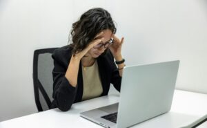 Read more about the article Early Signs Of Job Stress And Its Effect On Physical, Mental Health