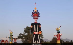 Read more about the article Rampur’s Muslim Family Crafts 80-Foot-Tall Pollution-Free Ravan’s Effigy